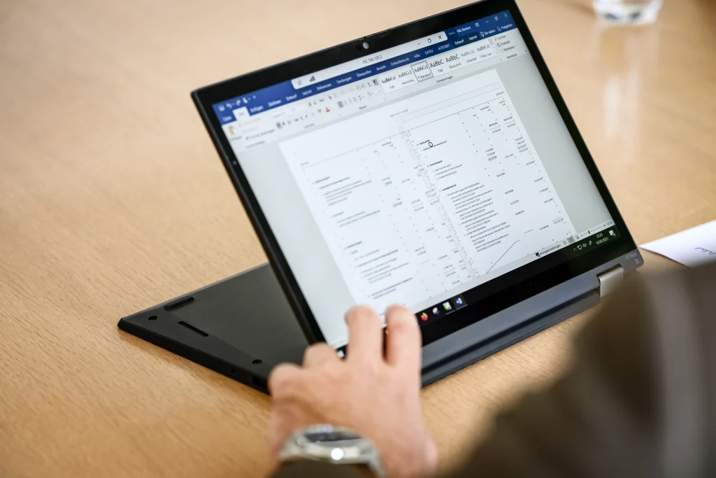 Digitale Buchhaltungssoftware auf einem Laptop im Einsatz.