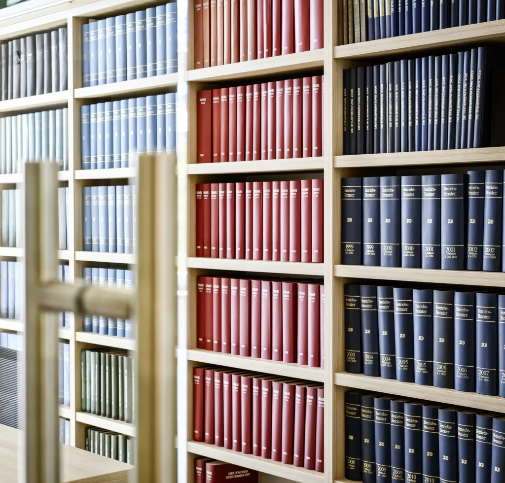 Regale mit steuerrechtlicher Fachliteratur in den Kanzleiräumen